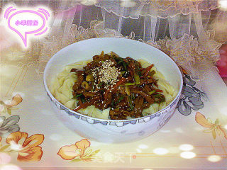 【平淡的幸福】葱香肉丝面的做法
