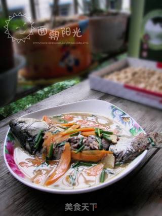 胡萝卜焖鲫鱼的做法