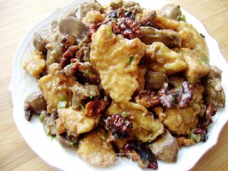 核桃炒鸡肝的做法