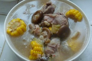 玉米香菇筒骨汤的做法