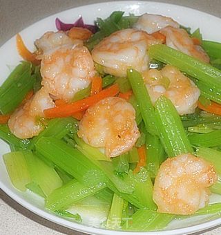西芹炒虾仁的做法