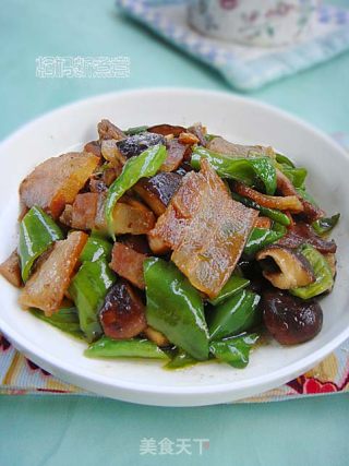 青椒香菇炒腊肉的做法