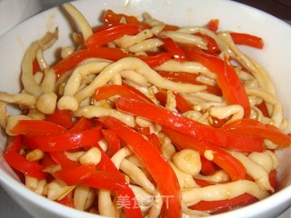 大红椒炒鸡腿菇的做法