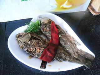 酥鲫鱼的做法