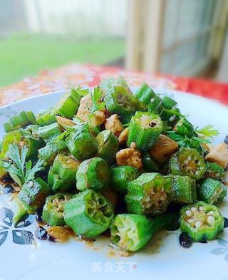 鸡肉粒炒秋葵的做法