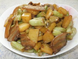 五花肉烧土豆芸豆的做法