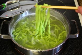 菠菜手擀面的做法