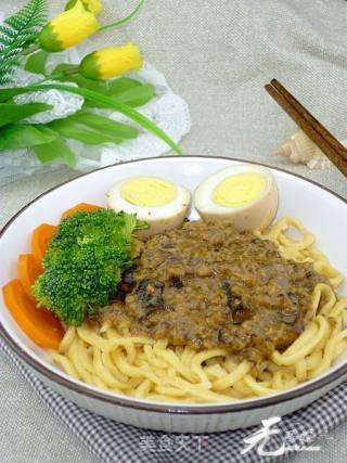 【炸酱面，花样做】香菇酱胡萝卜面的做法