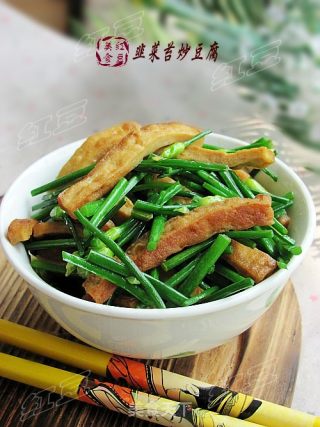 韭菜苔炒豆腐的做法