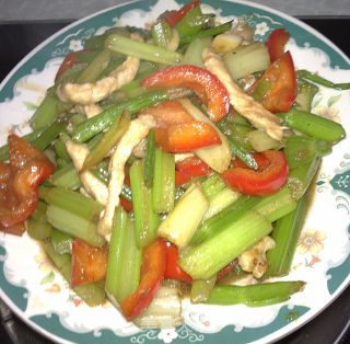 彩椒芹菜炒肉的做法