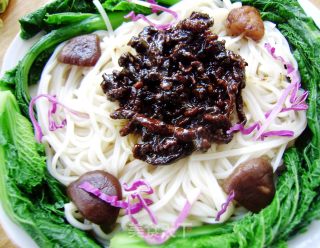 【炸酱面 花样做】香菇肉丝炸酱面的做法
