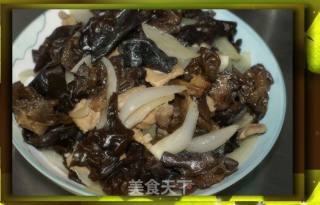 黑木耳炒洋葱的做法