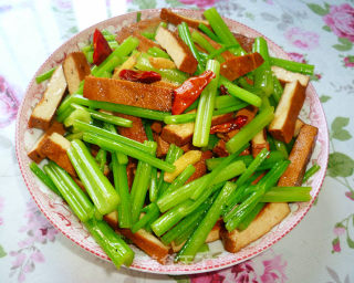 芹菜香干的做法