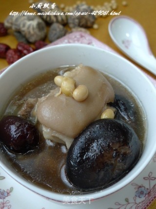 【香菇黄豆煲猪手】益气补脾健骨骼的做法
