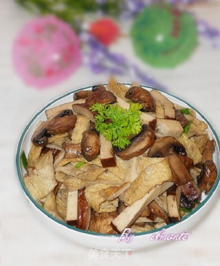 鱼饼炒蘑菇的做法