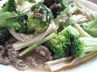 酱牛肉拌腐竹西兰花的做法