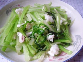 西芹炒鲜鱿的做法