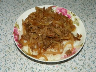 吉野家招牌牛肉饭做法*速成法*（实物拍摄）的做法