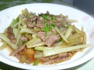 西芹炒牛肉的做法