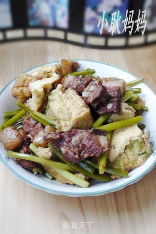 苏北农家菜——蒜苗鸭蛋烧肉的做法