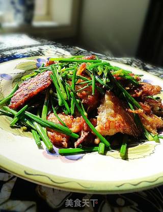 三文鱼骨韭菜花的做法