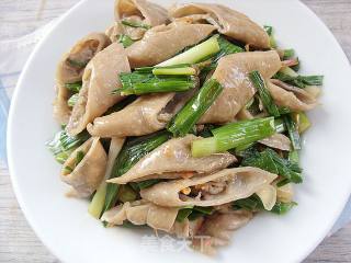 家常蒜叶炒肥肠的做法