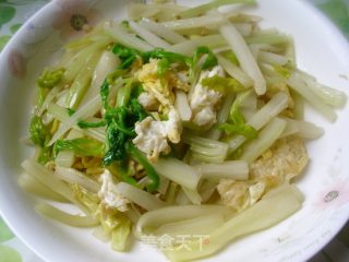 西芹炒鸡蛋的做法