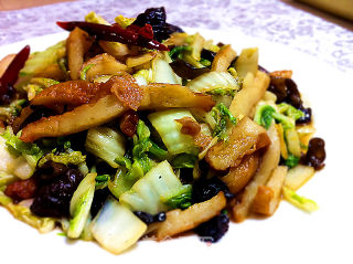 木耳白菜鱼饼小炒的做法