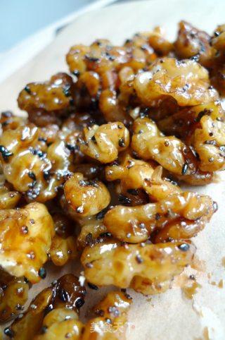 无油健康的快手零食——红糖琥珀核桃的做法