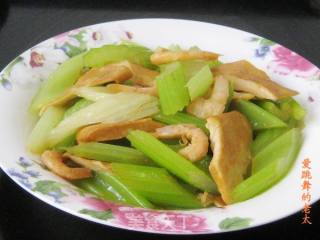 五香茶干炒西芹的做法