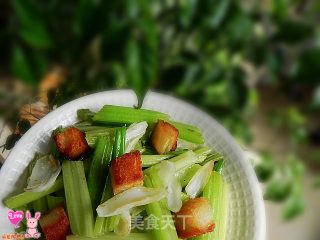 清新爽口菜--西芹百合的做法