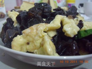 很清新爽口的小炒——木耳鸡蛋黄瓜的做法