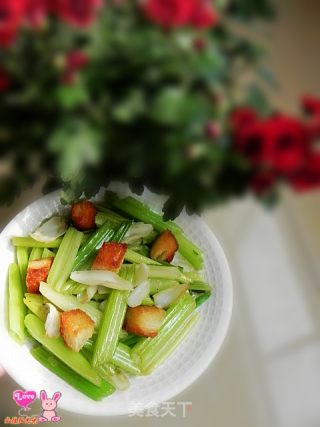清新爽口菜--西芹百合的做法