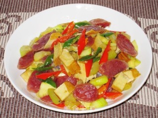 豆腐干炒香肠的做法