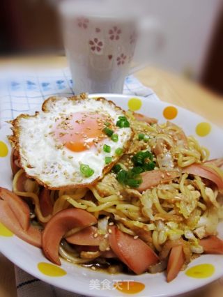 营养均衡的快手早餐——白菜香肠炒面的做法