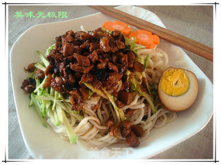 香气四溢的人气美食——卤肉面的做法
