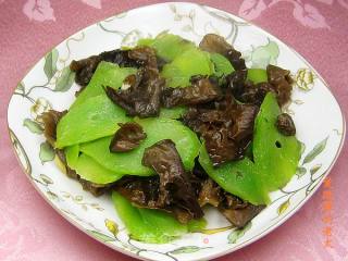 黑木耳炒莴苣片的做法