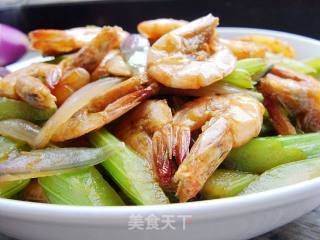 上班族的快手小炒--------------------西芹洋葱炒虾的做法