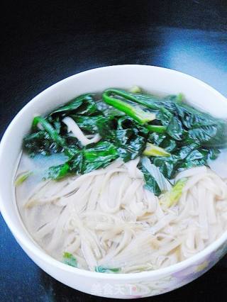 菠菜热汤面的做法