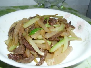 咸菜西芹炒牛肉的做法