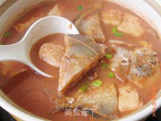 红腐乳鲳鱼豆腐煲的做法