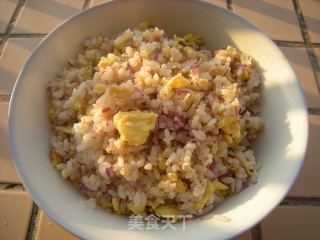 剩米饭之再利用——洋葱蛋炒饭的做法