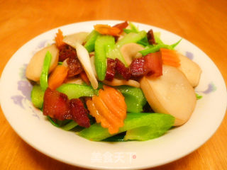 腊肉杏鲍炒西芹的做法
