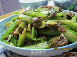 芹菜炒骨头肉的做法