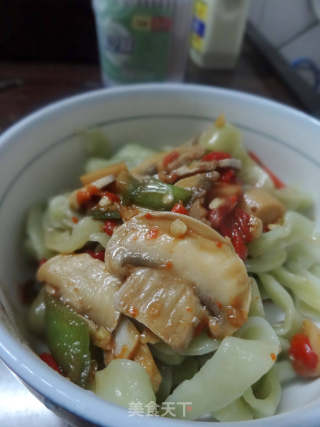 香肠口蘑菠菜面的做法