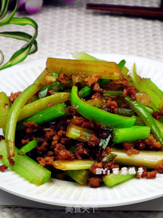 冬季健康养生菜---肉末尖椒炒芹菜的做法