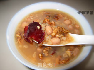 润肺养颜的滋补粥-核桃花生红枣粥