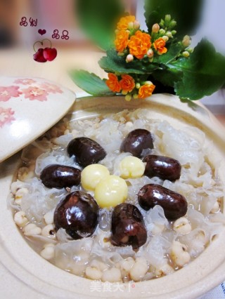 甜蜜蜜的养颜佳品——红枣雪耳薏仁羹的做法