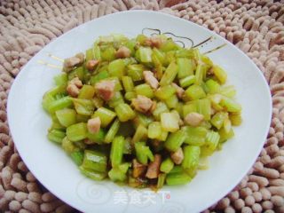 猪肉芹菜丁的做法