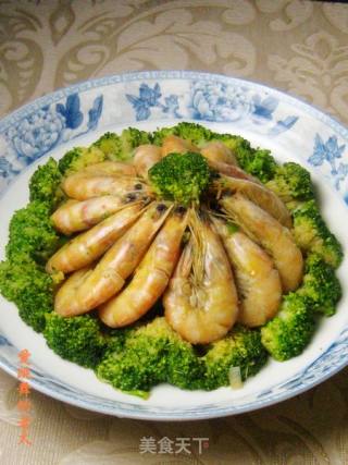 西兰花炒白条虾的做法